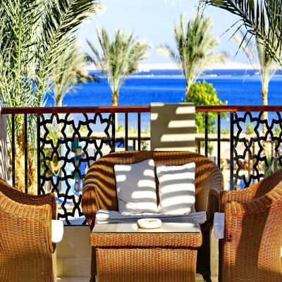 Cosy Modern Balcony design with Wicker Furniture