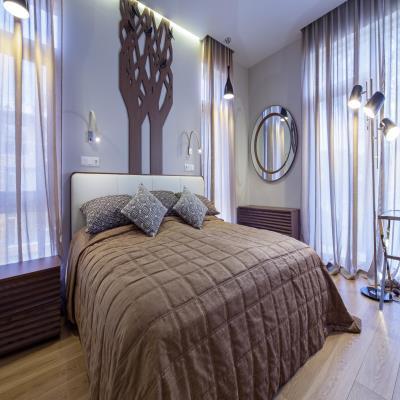 Glam Master Bedroom With Alluring Interiors