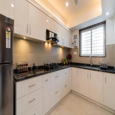 Contemporary L Shaped Kitchen Design with Glossy Cabinate and Granite Countertop